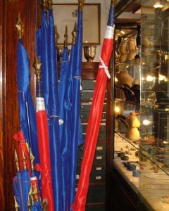 Maison Bacqueville : boutique du Palais-Royal (drapeaux)