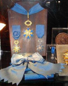 Maison Bacqueville : boutique du Palais-Royal (vitrine Ordre National du Mérite)