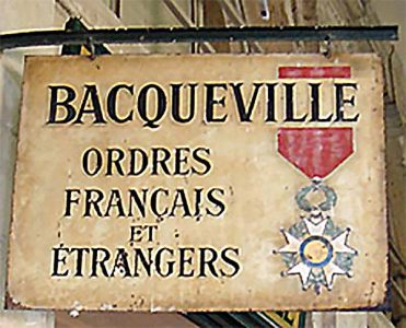 Maison Bacqueville : enseigne de la boutique du Palais Royal